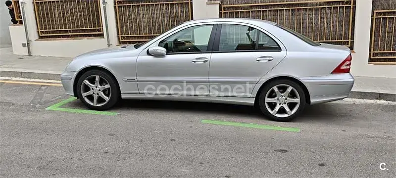 Usado Mercedes C200 Sport Edition 122 CV (89 kW) 2005 Gris / plata Berlina