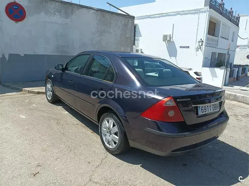 Usado Ford Mondeo Sport 130 CV (95 kW) 2004 Azul Berlina