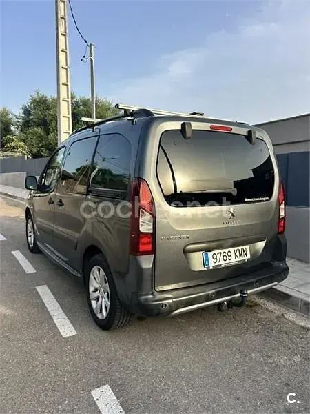 Usado Peugeot Partner Tepee Access 100 CV (73 kW) 2016 Negro Monovolumen
