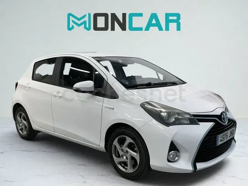 Usado Toyota Yaris Hybrid Active 100 CV (73 kW) 2016 Blanco Berlina