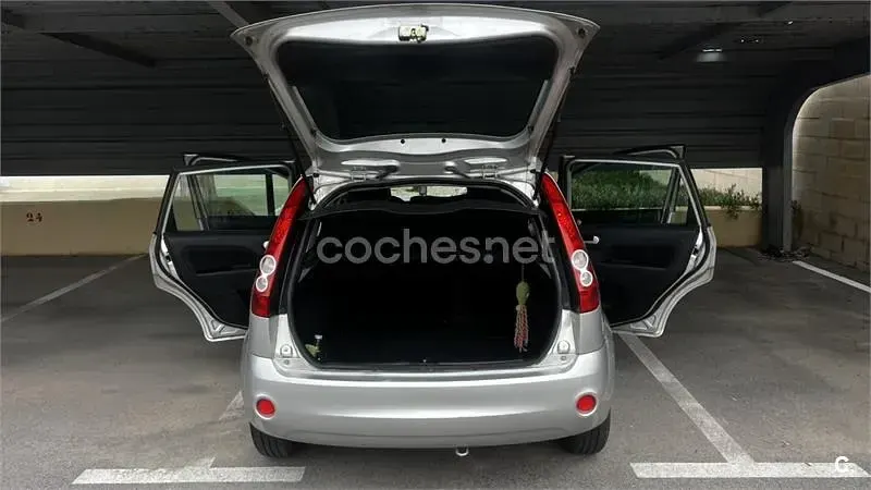 Usado Ford Fiesta Ambiente 70 CV (51 kW) 2006 Gris / plata Utilitario