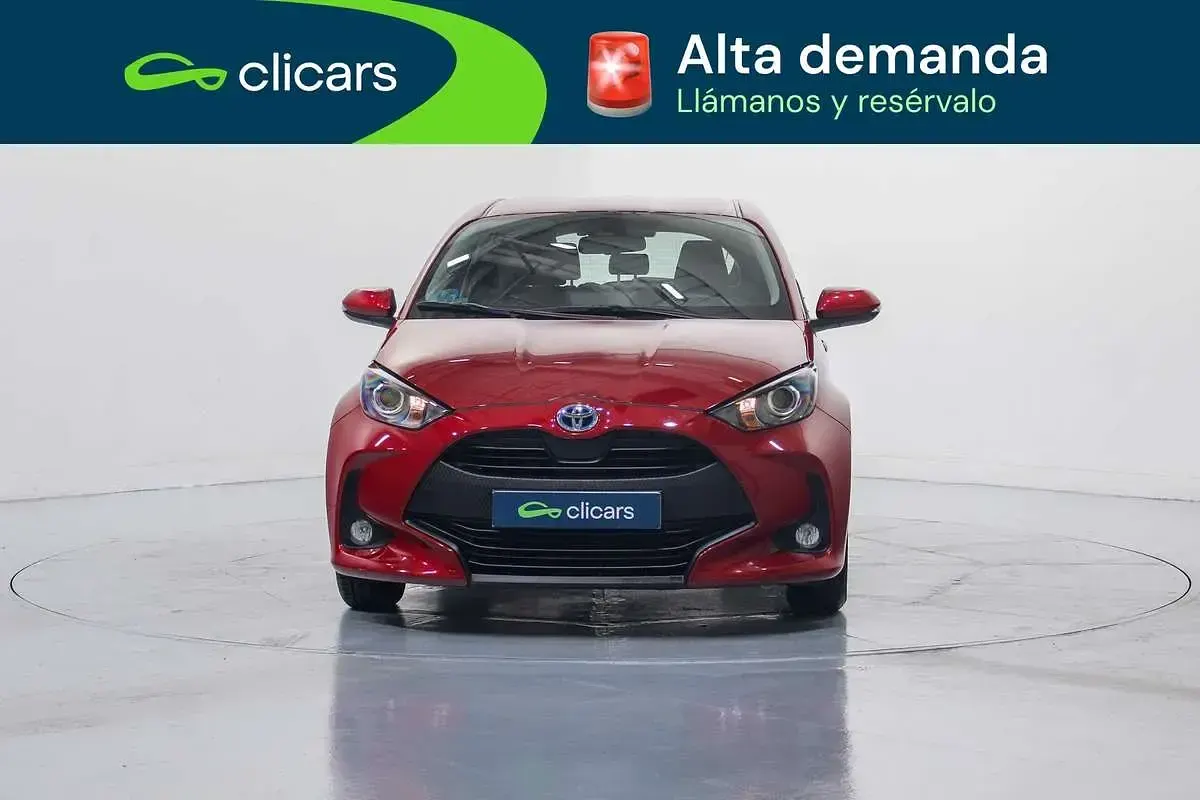 Käytetty Toyota Yaris Hybrid Active 75 HP (55 kW) 2022 Punainen Sedan