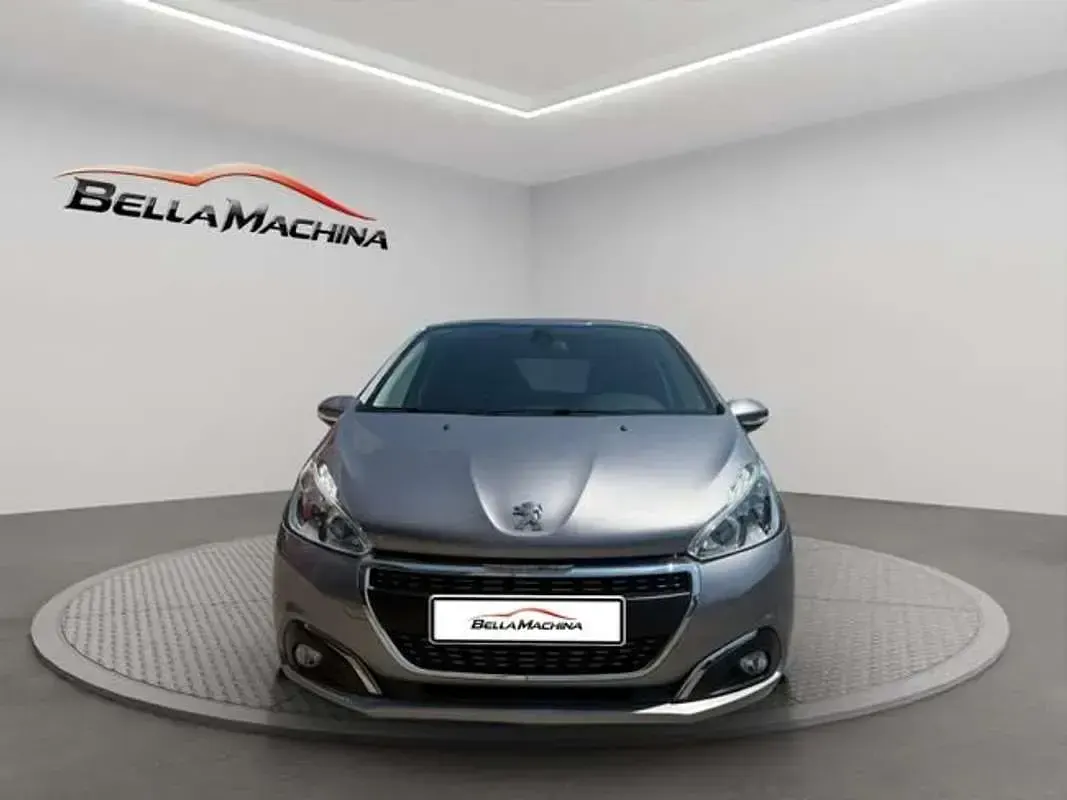 Usado Peugeot 208 Signature Sky 83 CV (61 kW) 2019 Gris Utilitario