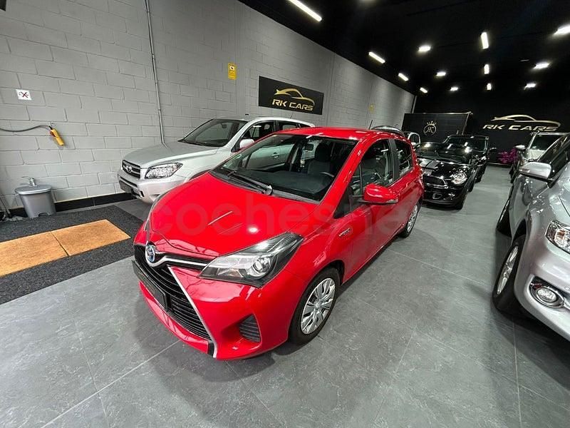 Usado Toyota Yaris Hybrid Active 100 CV (73 kW) 2015 Rojo Berlina