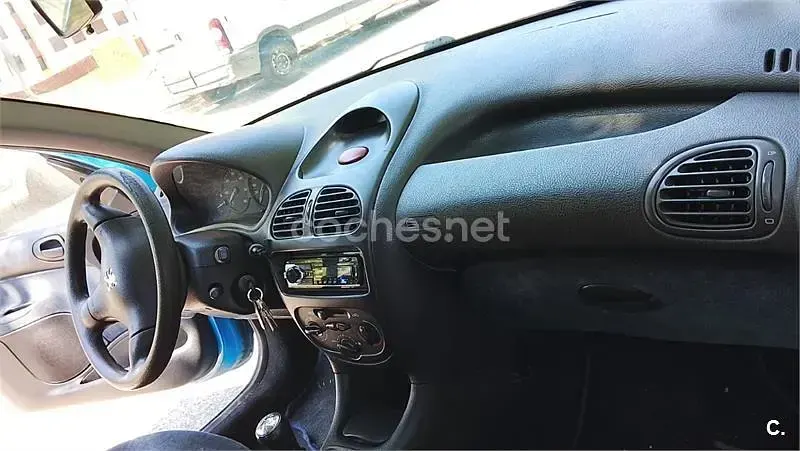 Usado Peugeot 206 70 CV (51 kW) 1999 Azul Utilitario