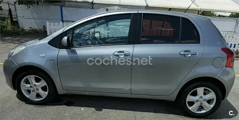 Usado Toyota Yaris 90 CV (66 kW) 2008 Gris / plata Utilitario
