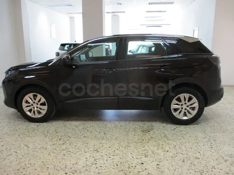 Usado Peugeot 3008 Active 130 CV (95 kW) 2022 Negro SUV