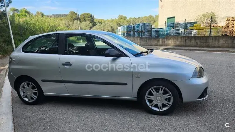 Usado Seat Ibiza 100 CV (73 kW) 2007 Gris / plata Utilitario