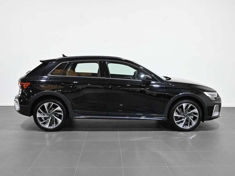 Käytetty Audi A3 Ambiente 204 HP (150 kW) 2025 Musta Katumaasturi