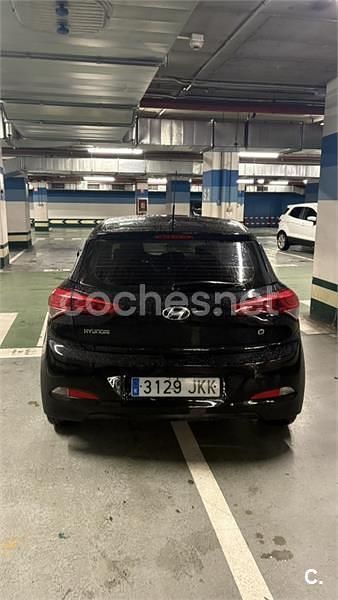 Usado Hyundai i20 84 CV (61 kW) 2015 Negro Berlina