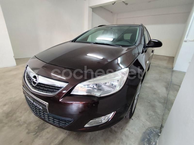 Marrón Usado 2012 Opel Astra Selective Familiar | 4900 € (Precio justo) - Imagen 1/4