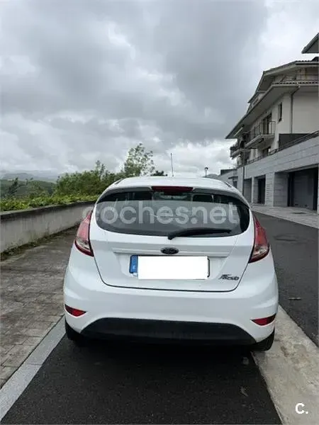 Usado Ford Fiesta Trend 75 CV (55 kW) 2016 Blanco Utilitario