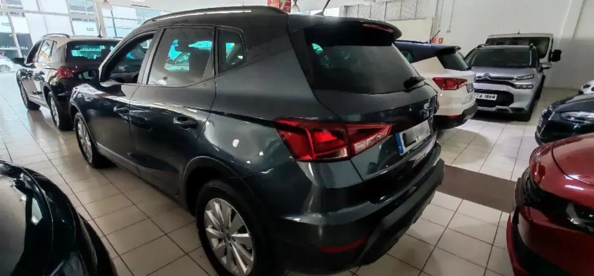 Usado Seat Arona Style 116 CV (85 kW) 2025 Gris magnetic + techo negro midnight SUV