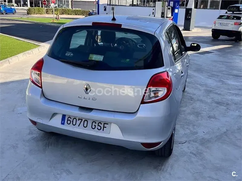 Usado Renault Clio II 85 CV (62 kW) 2009 Gris / plata Berlina