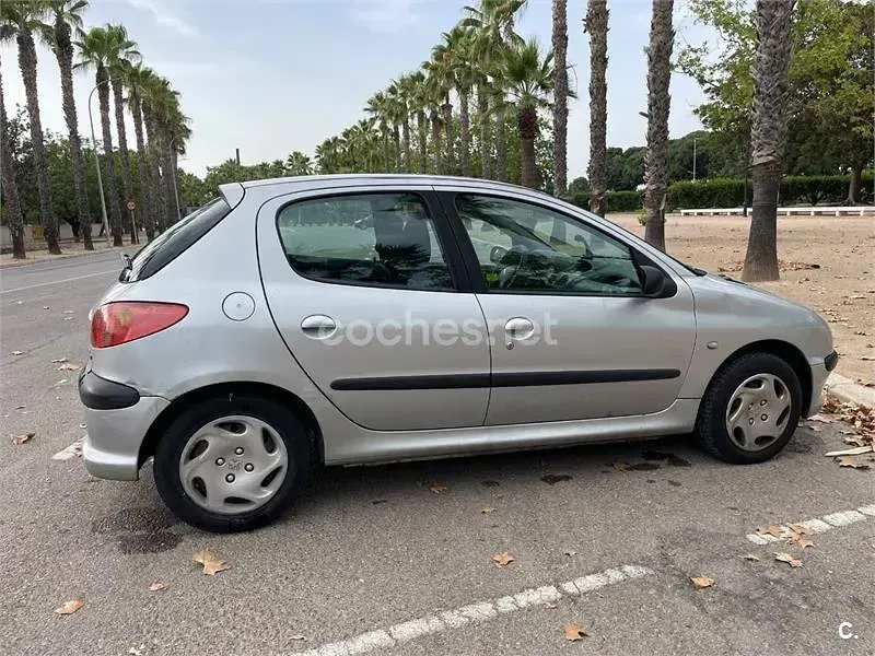Usado Peugeot 206 70 CV (51 kW) 2003 Gris / plata Berlina