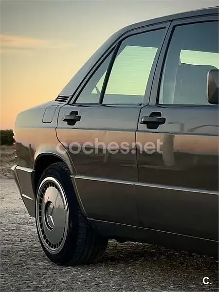 Usado Mercedes 190 109 CV (80 kW) 1992 Gris / plata Berlina