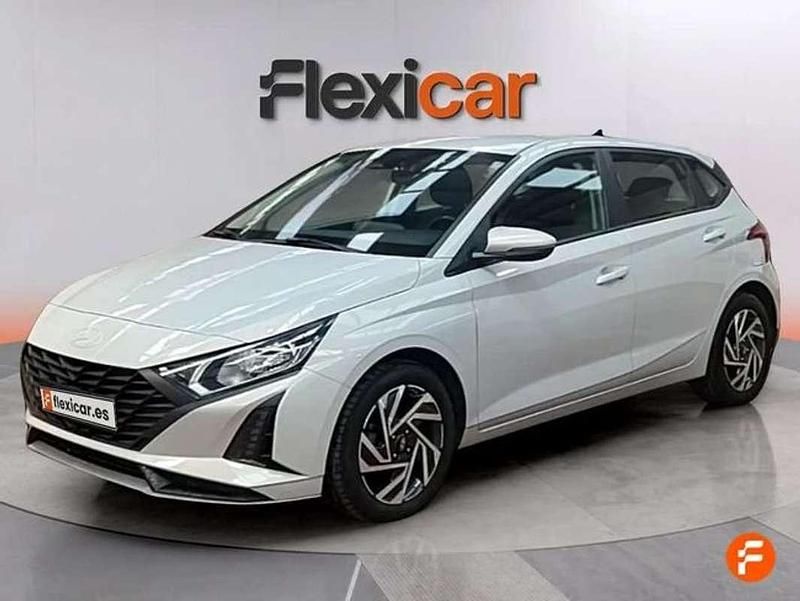 Usado Hyundai i20 84 CV (61 kW) 2024 Gris Utilitario
