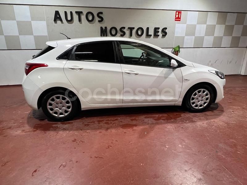 Usado Hyundai i30 100 CV (73 kW) 2014 Blanco Berlina