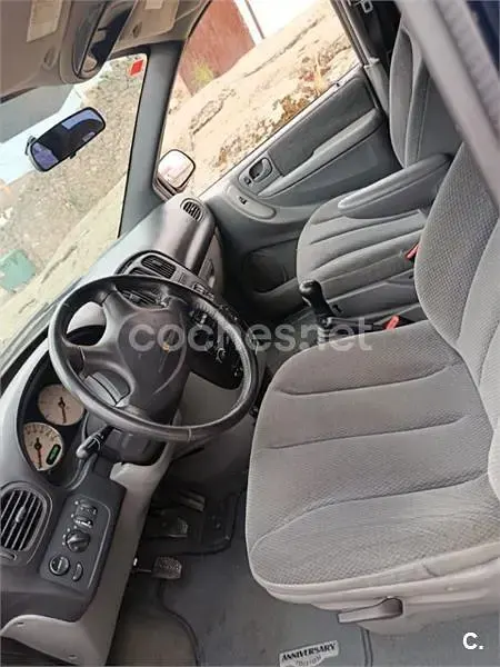 Usado Chrysler Voyager 140 CV (102 kW) 2004 Azul Monovolumen