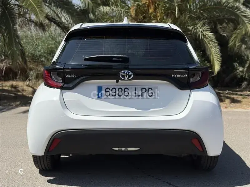 Usado Toyota Yaris Hybrid Plus 116 CV (85 kW) 2021 Blanco Berlina