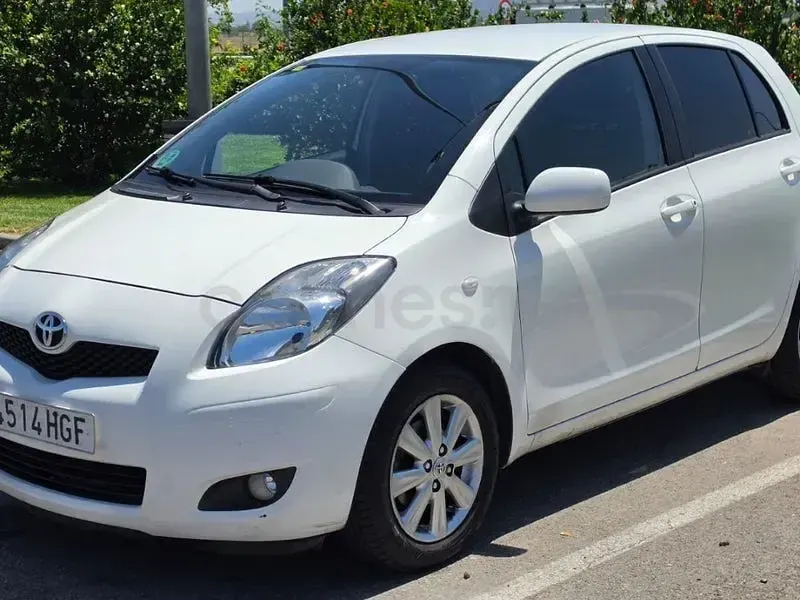 Usado Toyota Yaris Connect Style 101 CV (74 kW) 2011 Blanco Utilitario