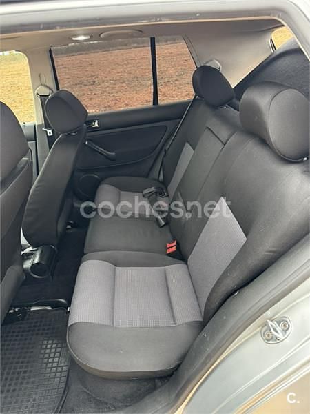 Usado VW Golf IV Highline 130 CV (95 kW) 2002 Gris / plata Berlina