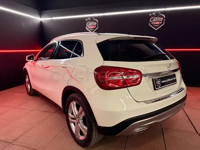 Usado Mercedes GLA180 Urban 122 CV (89 kW) 2016 Blanco SUV