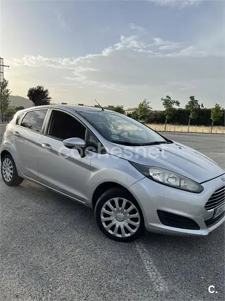 Usado Ford Fiesta Trend 75 CV (55 kW) 2015 Gris / plata Utilitario