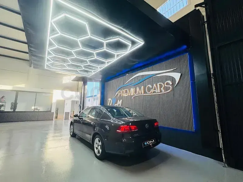Usado VW Passat 140 CV (102 kW) 2012 Negro Familiar