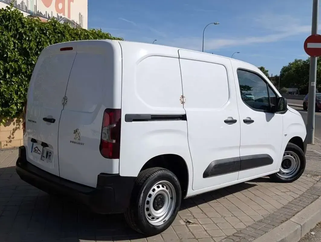Usado Peugeot Partner Premium 102 CV (75 kW) 2022 Blanco Monovolumen