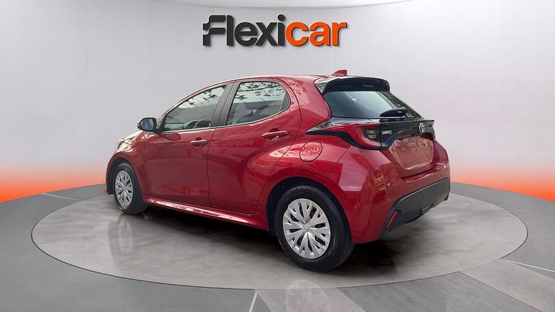 Usado Toyota Yaris Hybrid Style 116 CV (85 kW) 2023 Granate Berlina