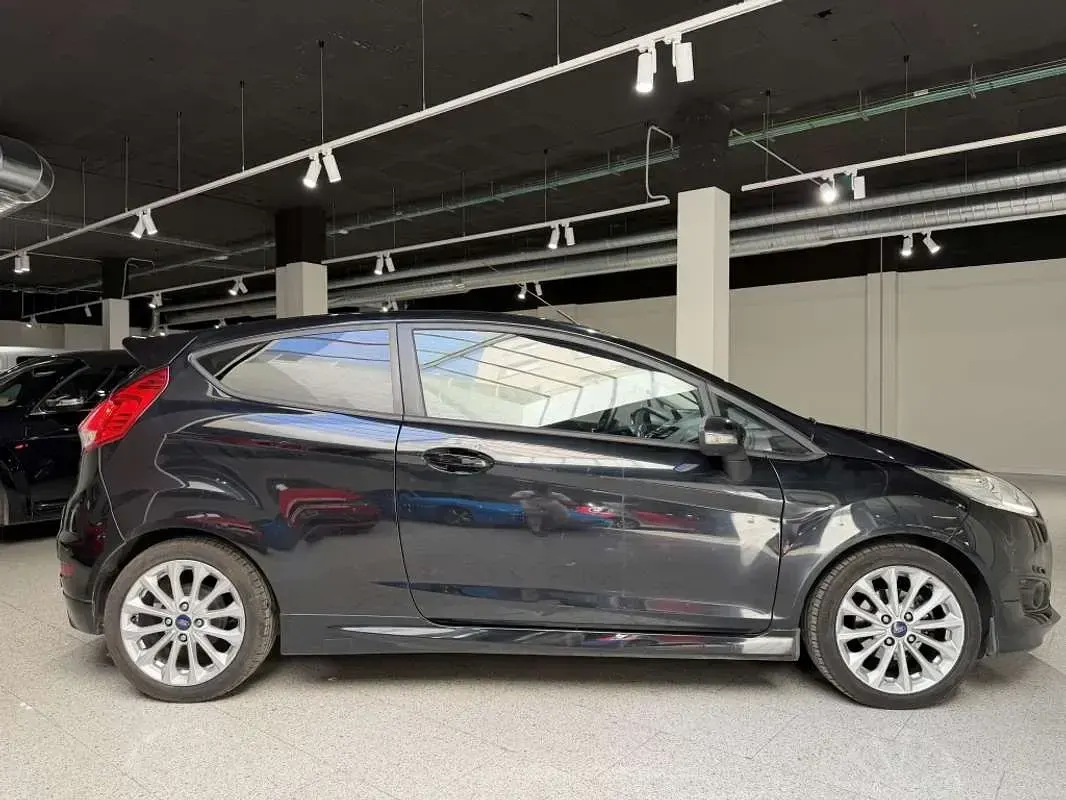 Usado Ford Fiesta Trend 95 CV (69 kW) 2014 Negro Utilitario
