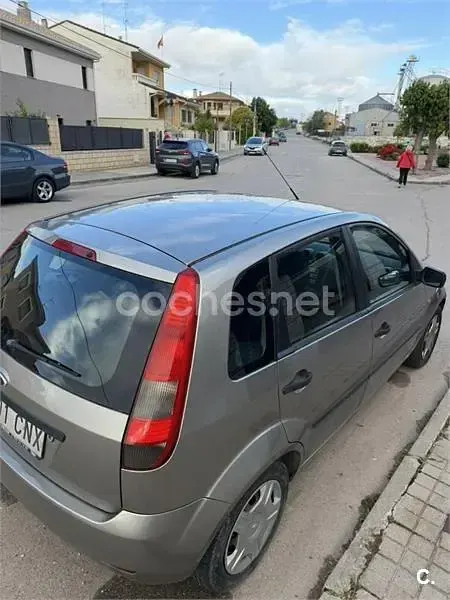 Usado Ford Fiesta Ghia 80 CV (58 kW) 2003 Gris / plata Utilitario