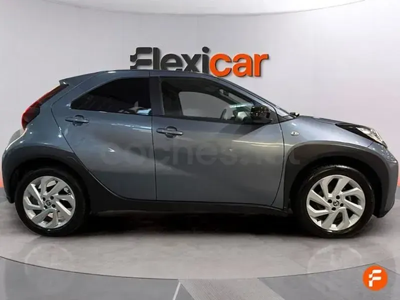 Usado Toyota Aygo X 72 CV (52 kW) 2024 Gris / plata SUV