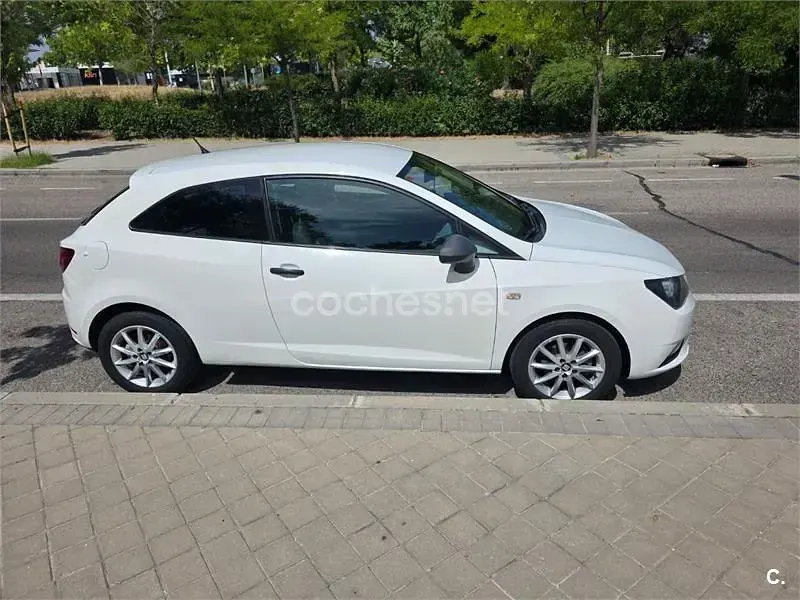 Usado Seat Ibiza SC Reference 85 CV (62 kW) 2014 Blanco Utilitario