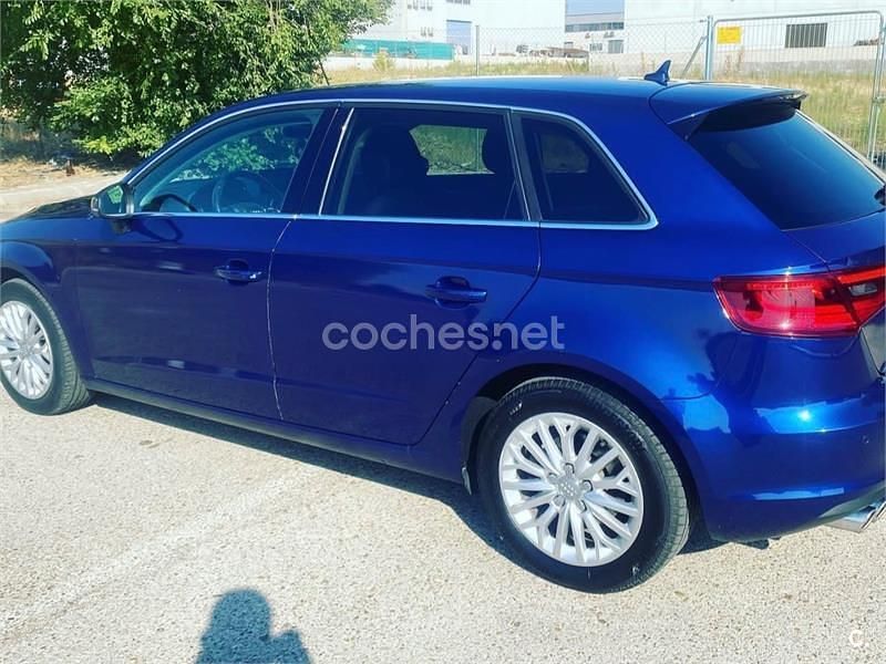 Usado Audi A3 Attraction 150 CV (110 kW) 2014 Azul Berlina