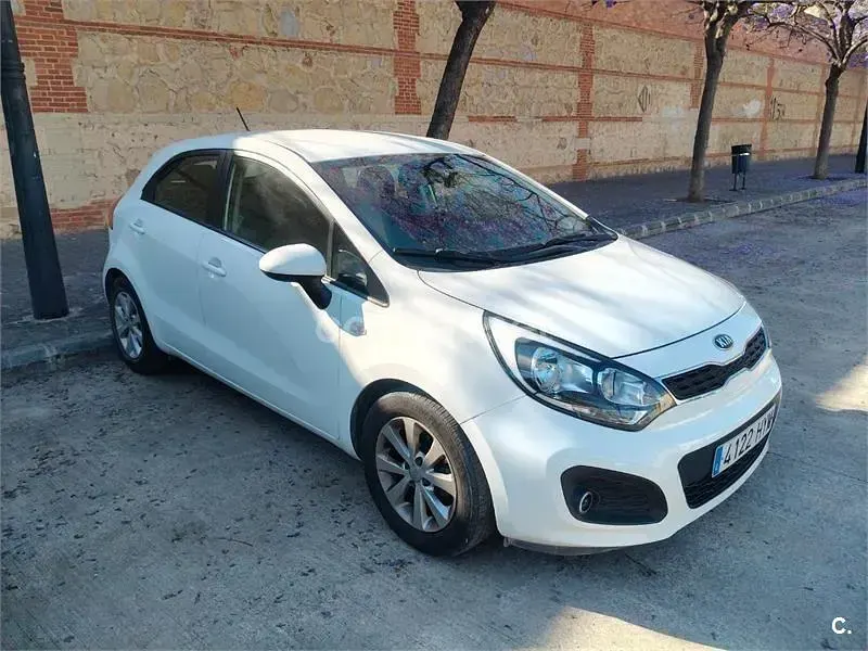 Usado Kia Rio 85 CV (62 kW) 2014 Blanco Berlina