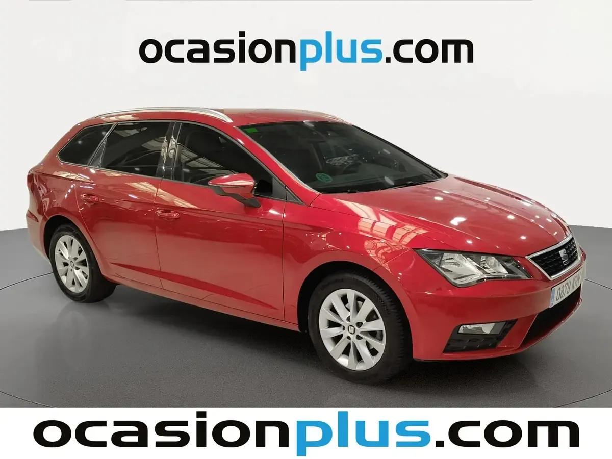 Usado Seat Leon Style 110 CV (80 kW) 2018 Rojo Monovolumen