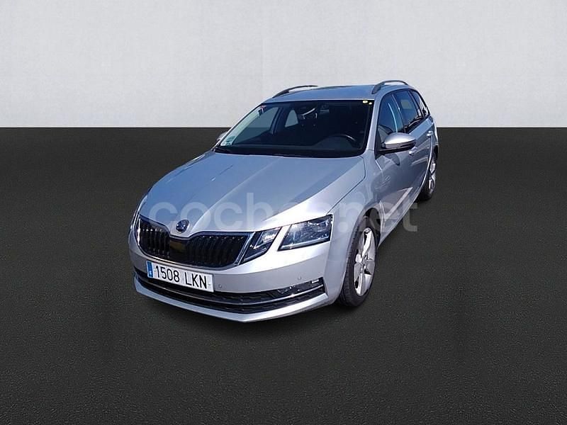 Gris / plata Usado 2020 Skoda Octavia Ambition Familiar | 19.000 € (Precio justo) - Imagen 1/4