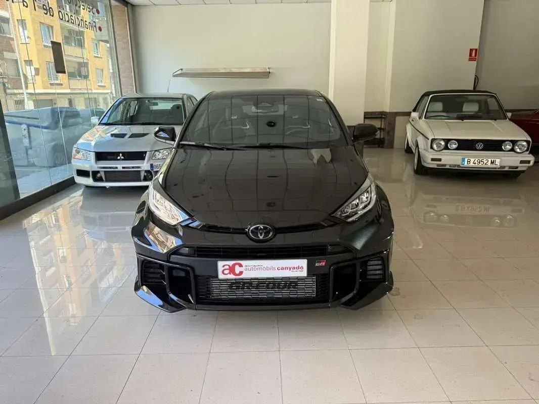 Usado Toyota Yaris 280 CV (205 kW) 2025 Negro Utilitario