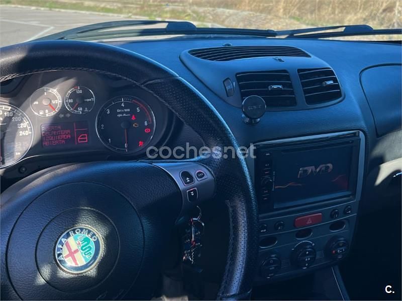 Usado Alfa Romeo 147 Distinctive 120 CV (88 kW) 2005 Rojo Utilitario