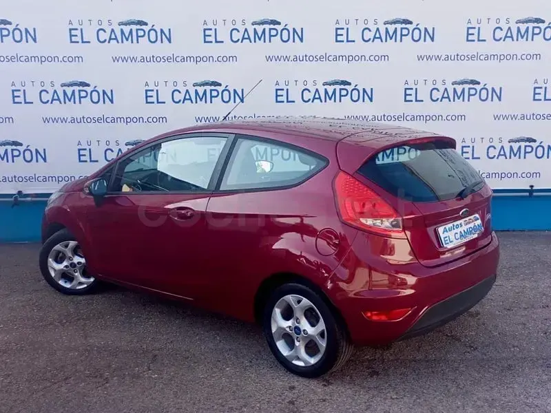 Usado Ford Fiesta Trend 82 CV (60 kW) 2012 Granate Berlina