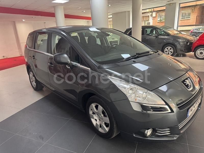 Usado Peugeot 5008 Active 115 CV (84 kW) 2013 Gris / plata Monovolumen