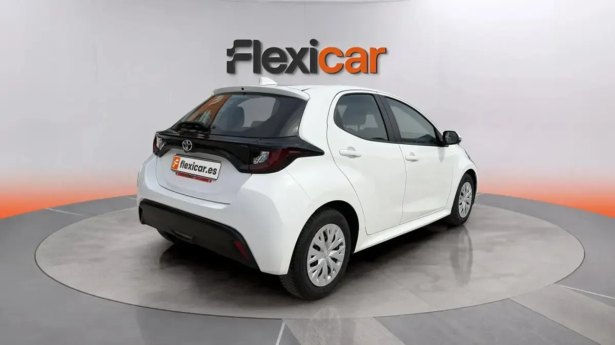 Usado Toyota Yaris Active 69 CV (50 kW) 2023 Blanco Utilitario