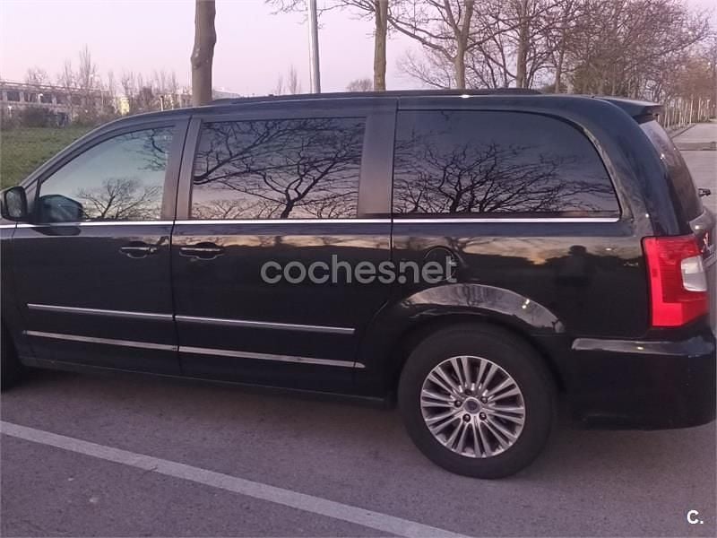 Usado Lancia Voyager Gold 163 CV (119 kW) 2013 Negro Monovolumen