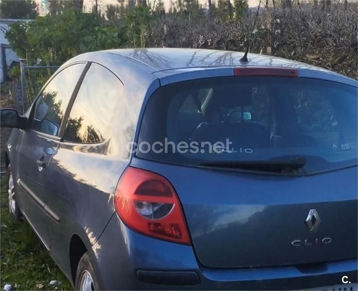 Usado Renault Clio II Authentique 65 CV (47 kW) 2006 Azul Berlina