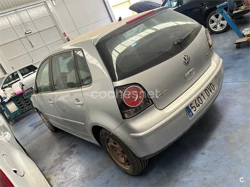 Usado VW Polo Advance 70 CV (51 kW) 2006 Gris / plata Utilitario