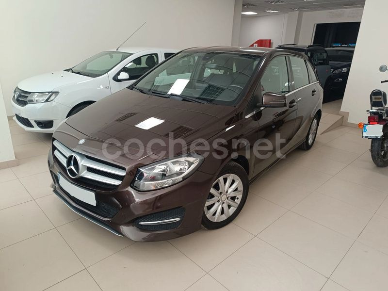 Granate Usado 2015 Mercedes B180 AMG line Monovolumen | 12.900 € (Precio justo) - Imagen 1/4