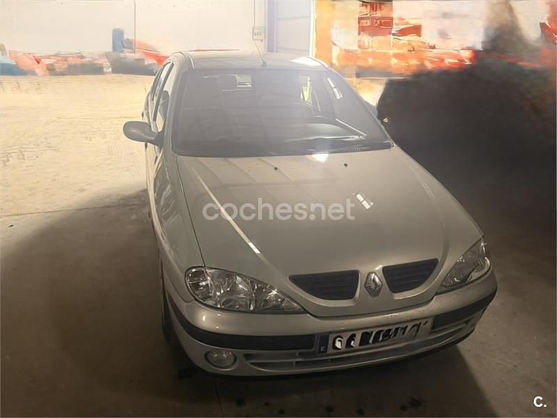 Usado Renault Mégane II Authentique 105 CV (77 kW) 2003 Gris / plata Berlina