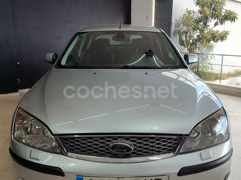 Usado Ford Mondeo Ambiente 115 CV (84 kW) 2005 Gris / plata Berlina